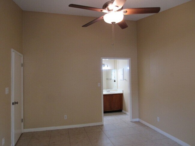 Building Photo - Convenient to Navy Federal & Pine Forest/Nine Mile Road area!