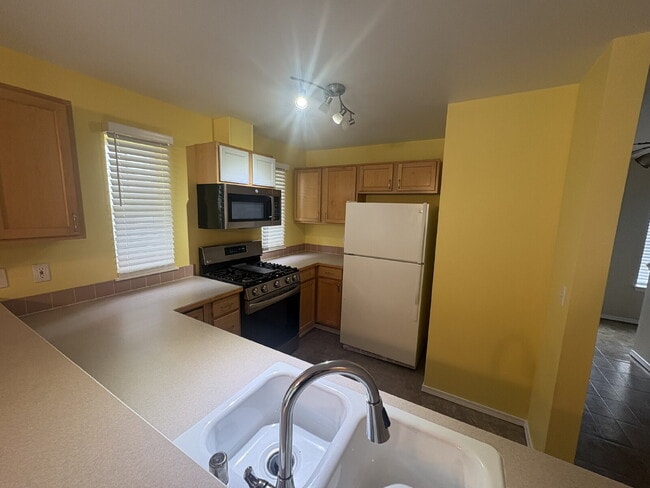 Building Photo - Bright, Spacious Townhome with Stylish Upgrades in Pinehurst/Roosevelt