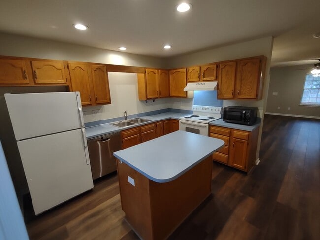 Building Photo - Move In Ready Townhome located in the Pres...