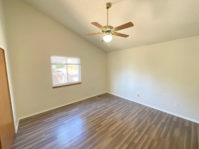 Building Photo - 4 Bedroom Home Available Near Research Pkwy & Scarborough Dr!