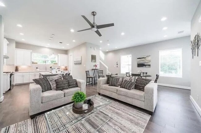 Primary Photo - 1329 Buescher Dr