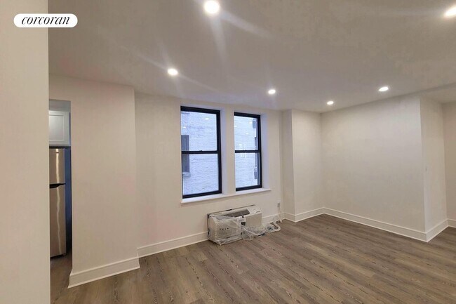 Building Photo - 45 W 81st St