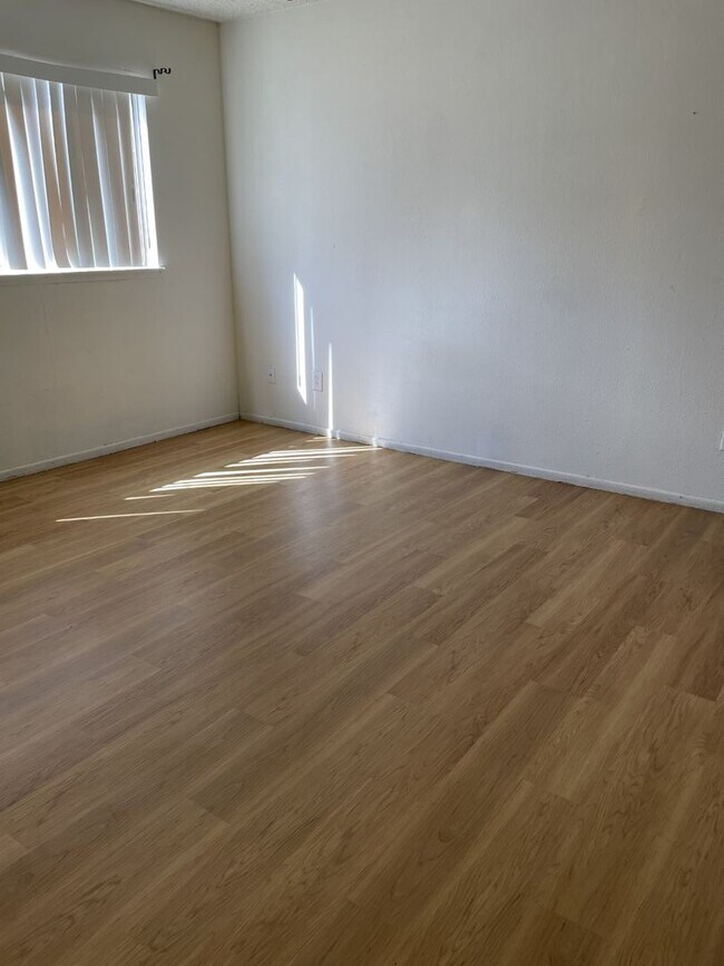 Building Photo - 3BD/2BA Single Family Home with POOL! –  $...