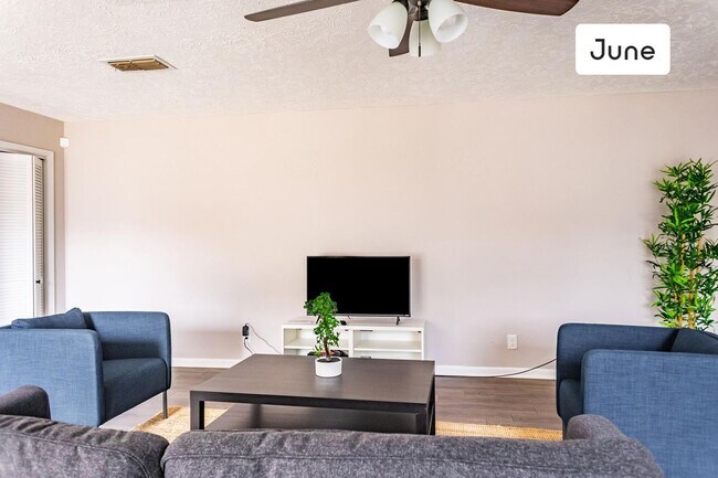 Building Photo - ROOM ONLY in 4-bed/2.0-bath Home