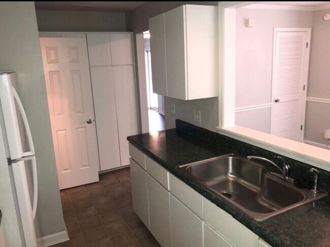 Building Photo - Nice and large 2 BR, 2.5 bath townhouse in Antioch, TN