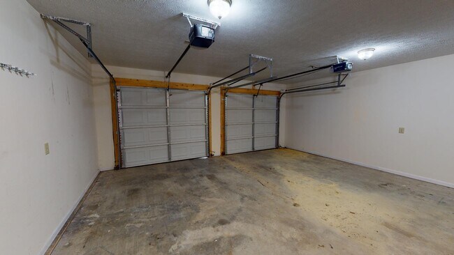 Building Photo - 5341 Country Club Dr