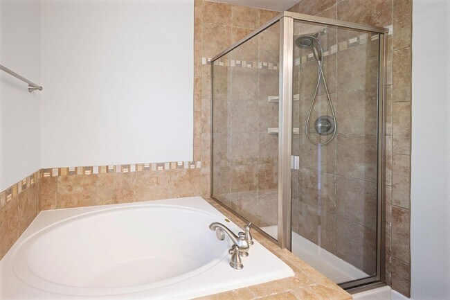 Building Photo - Spacious 5BR House in Aurora