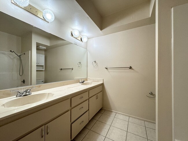 Building Photo - Available Now!! Charming 2 Bed/ 1.5 Bath I...