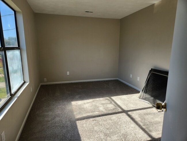 Building Photo - Newly Remodeled