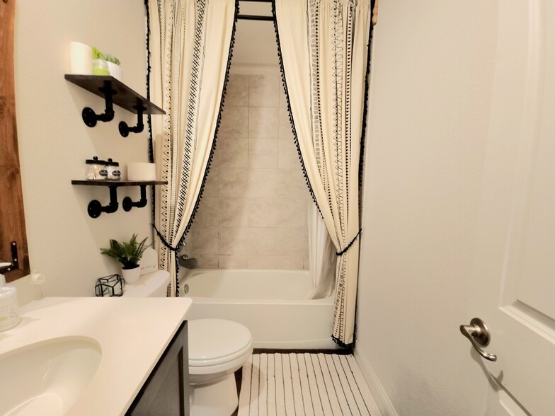 Building Photo - 3012 Denver Ave