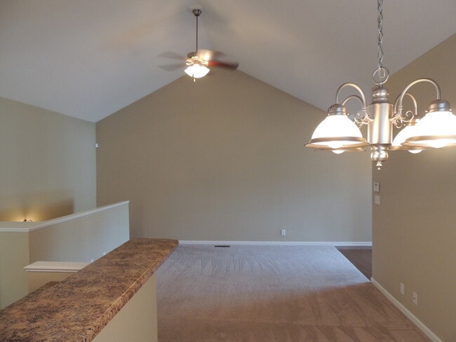 Building Photo - 3 bed, 2 bath, 2 car garage townhouse w/ bonus room in West Knoxville