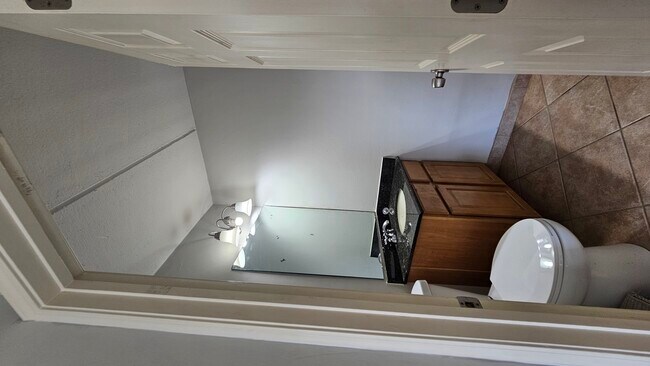 Building Photo - 5011 Valley Ln