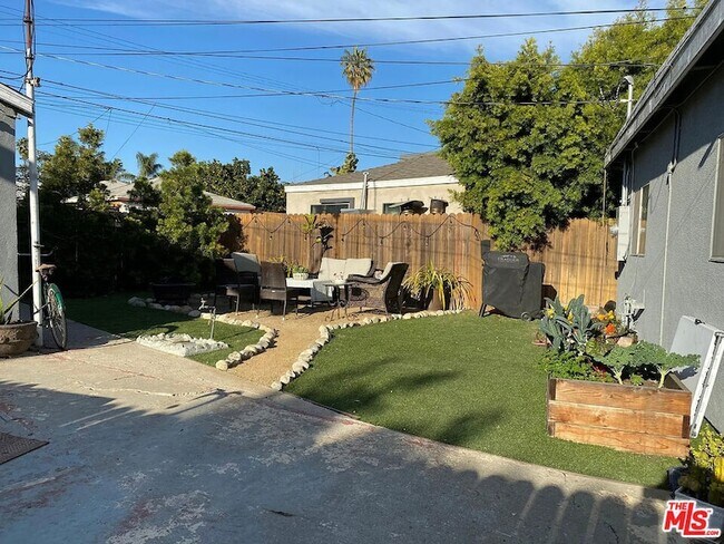 Building Photo - 837 Sunset Ave