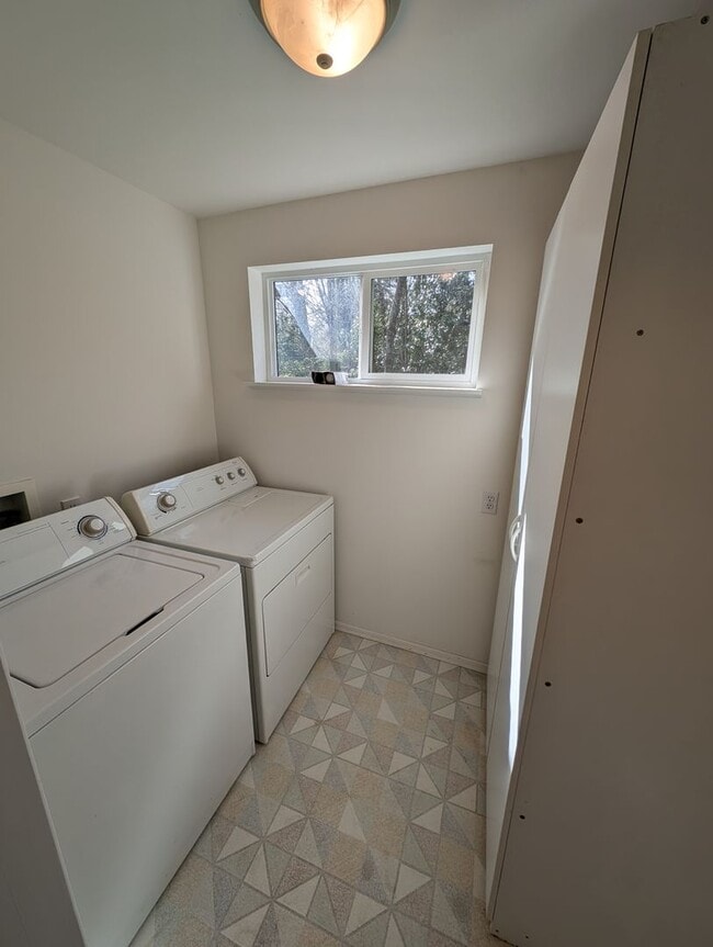 Building Photo - Charming 2 Bed Rental w Bonus Space & Loft! Available Now!