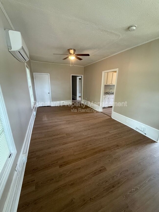 Building Photo - 614 W Poplar St