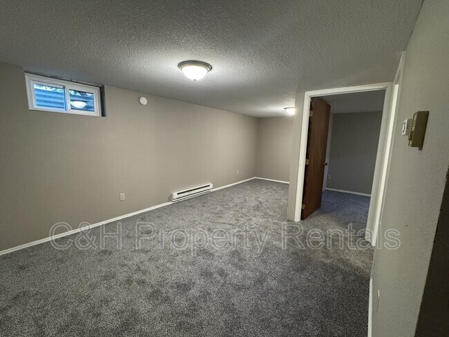 Building Photo - 3285 Canyon Dr