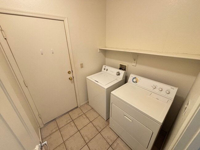 Building Photo - Beautiful 3Bed/2Bath Single Story Home loc...