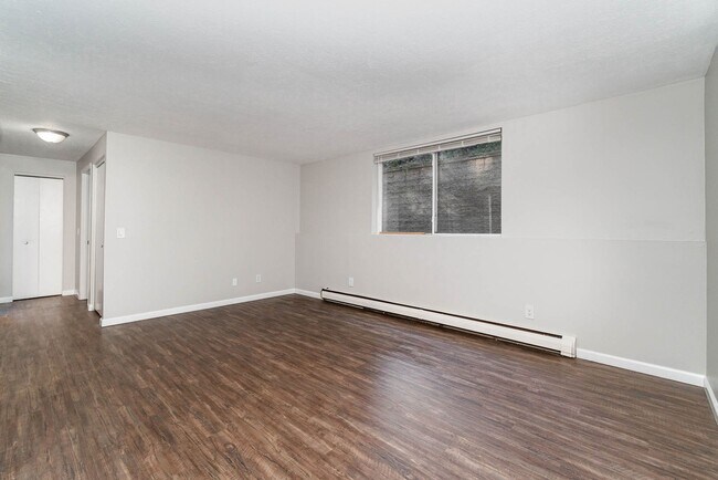 Building Photo - Spacious Dream Apartment — Right Where You...