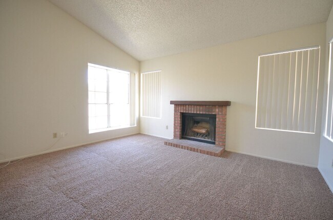 Building Photo - BEAUTIFUL, SPACIOUS 2 BED AND 2 BATH HOME ...