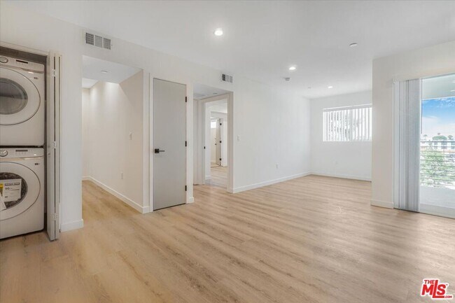 Building Photo - 10918 Camarillo St