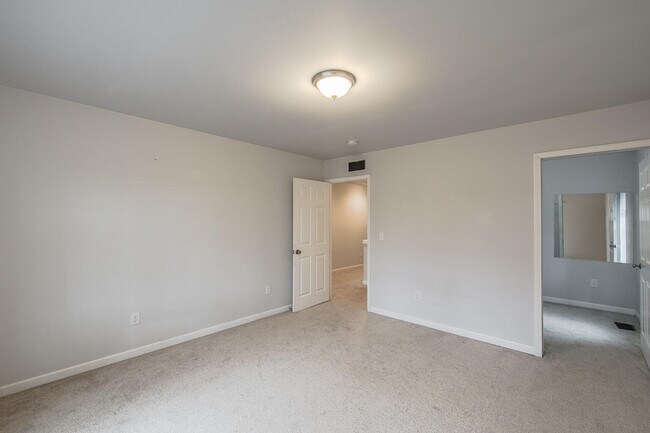 Building Photo - 324 Stratford Ln