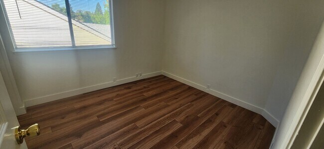 Building Photo - Large 3 Bedroom Home with a Loft