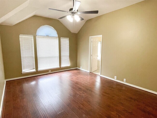 Building Photo - 4914 Surrey Park Cir