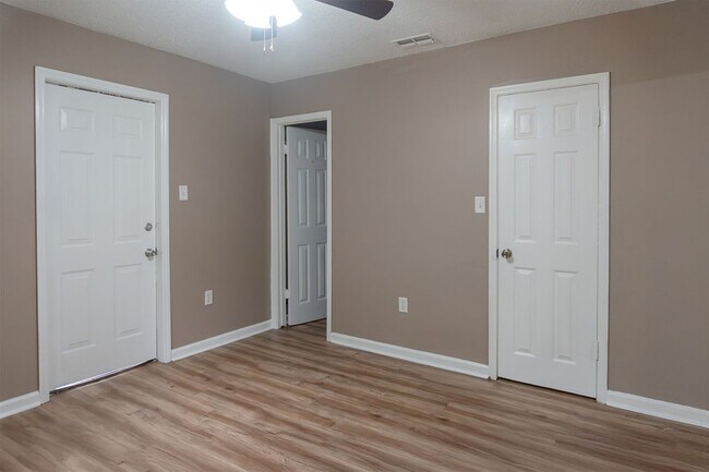 Building Photo - 5211 Isabelle Dr