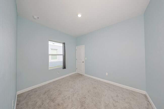 Building Photo - Beautiful Home 3/2/2 Home