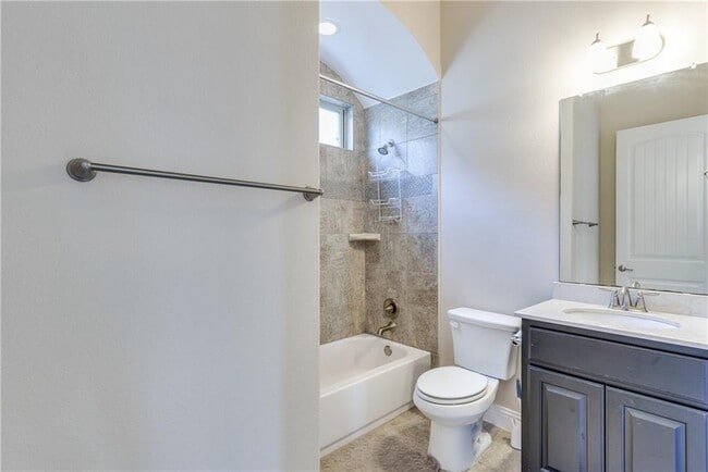 Building Photo - 16404 Aventura Ave