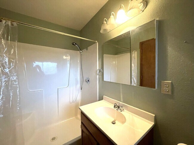 Building Photo - 3 bedroom 3 bath plus a large room downstairs in Lake Wildwood, Penn Valley, CA