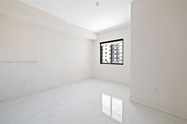 Building Photo - 700 NE 24th St