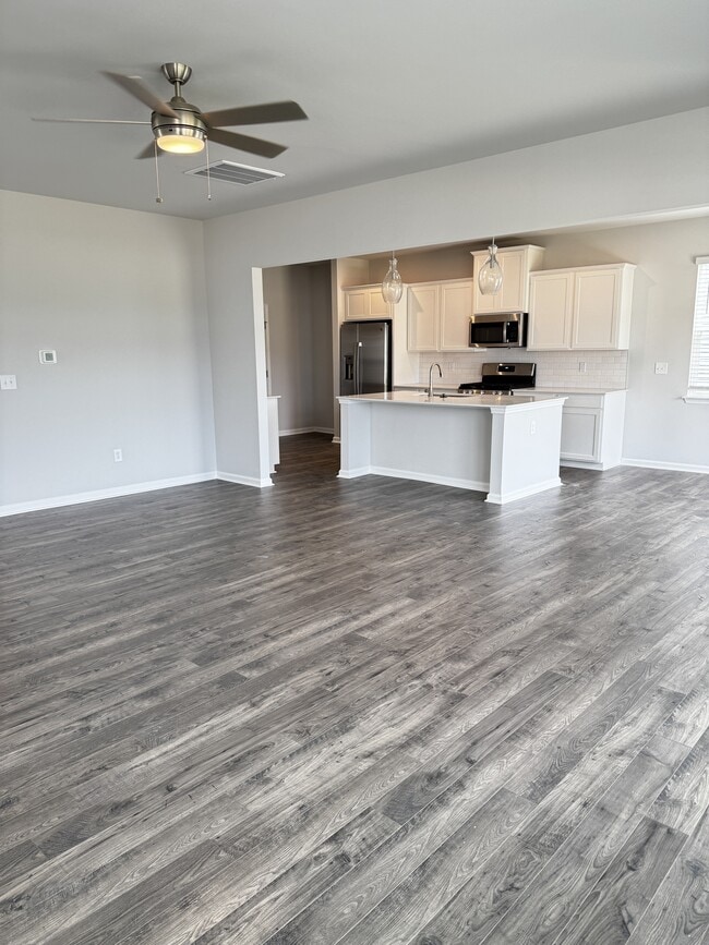 Building Photo - 142 Gervais Cir