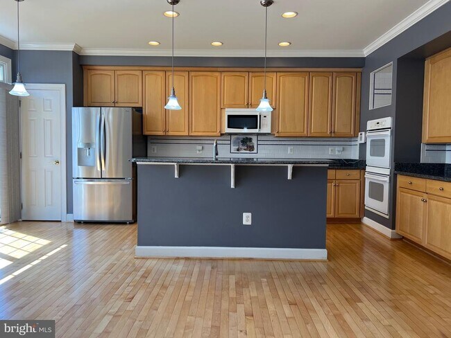 Building Photo - 787 Vestal St