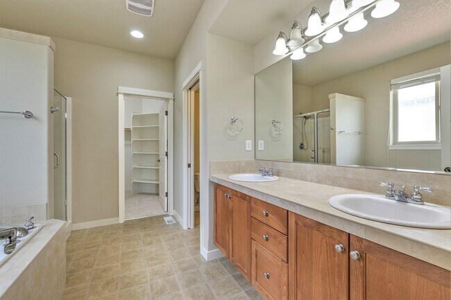 Building Photo - Executive style home