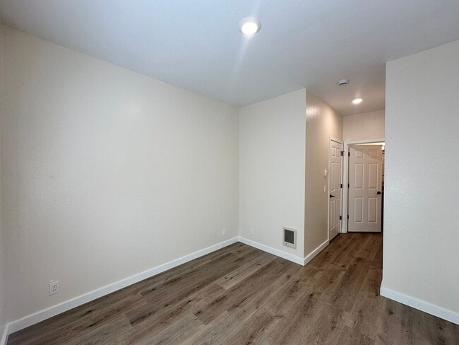 Building Photo - 387 S 58th St