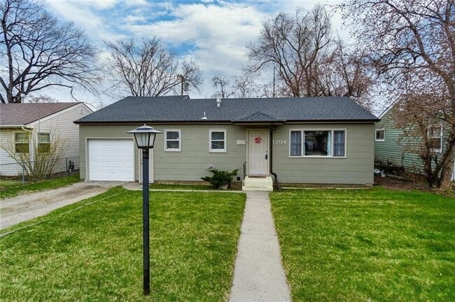 Primary Photo - 2 Bedroom House on West End