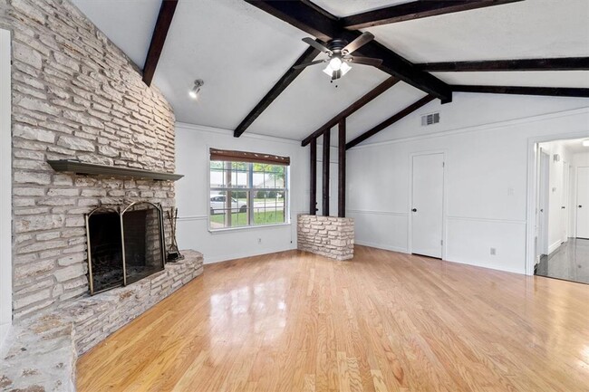 Building Photo - Perfectly Located Home Near Downtown Round...