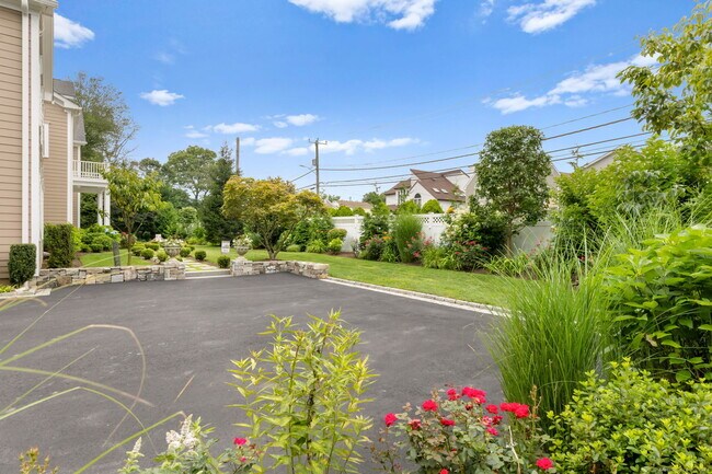 Building Photo - 354 Oaklawn Ave