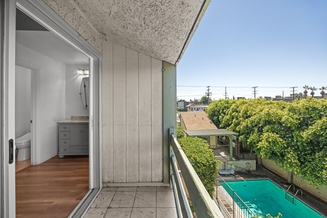 Building Photo - Bright, spacious Van Nuys 3-level townhome