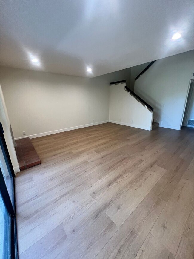 Building Photo - Thousand Oaks - 3 bedroom, 2.5 bath in the...