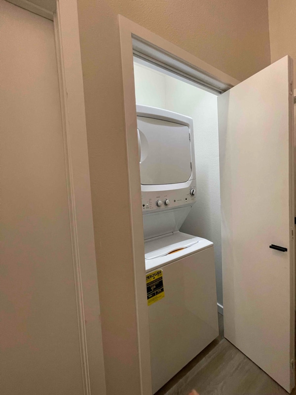 Building Photo - 605 E 7th St