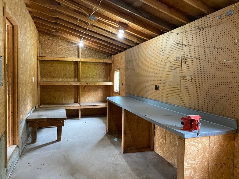 Garage Workshop - 13 Hobbs Rd
