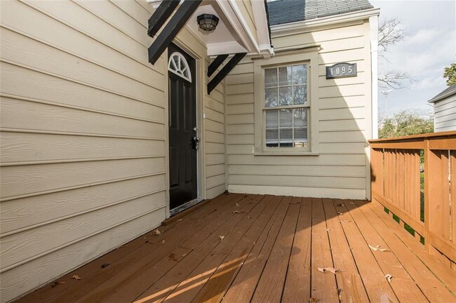 Building Photo - 1095 Deckner Ave SW