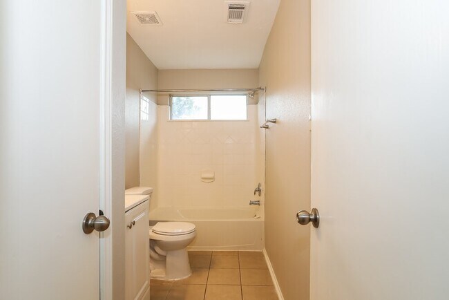 Building Photo - 1403 Natural Pine Trail
