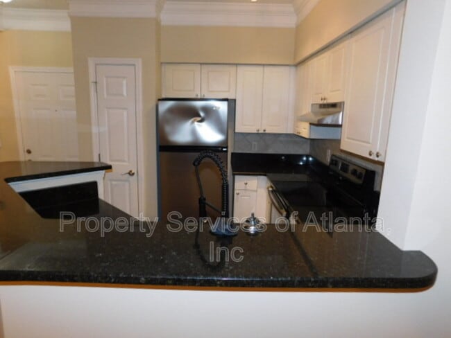Building Photo - 5559 Glenridge Dr