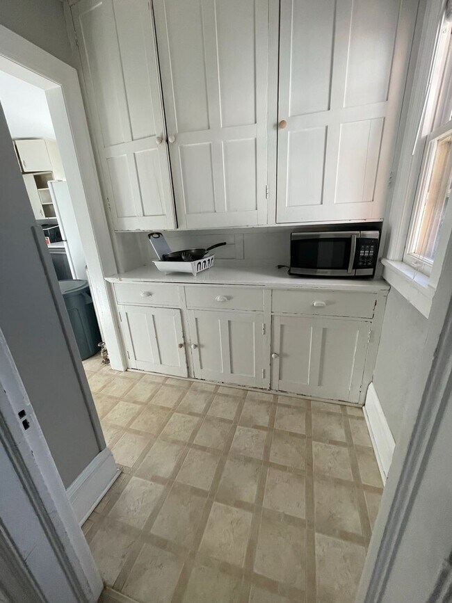 Building Photo - 725 Church St