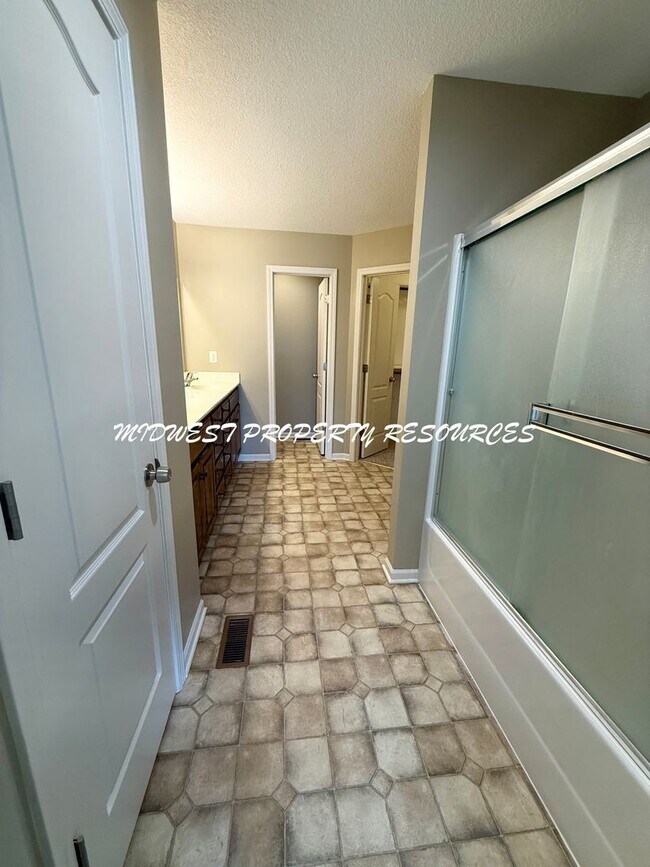 Building Photo - 2 Story Freshly Updated Duplex in Raytown