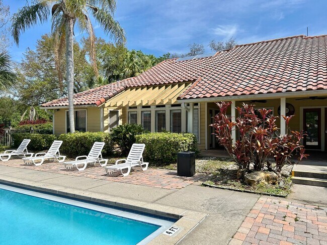 Building Photo - One Bedroom Apartment in Gated Community - Easy Highway Access!