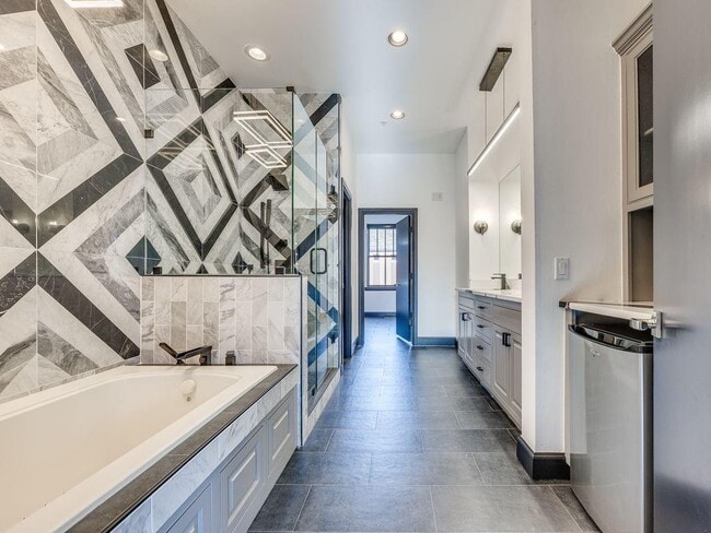 Building Photo - 109 NE 3rd St